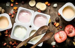 divers fruit yaourts. photo