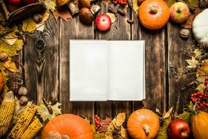 vieux livre avec l'automne des fruits et des légumes. photo