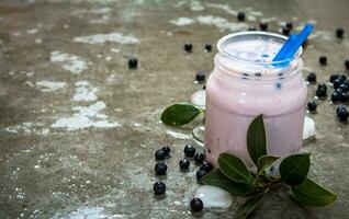 myrtille smoothie avec glace. sur pierre Contexte. photo