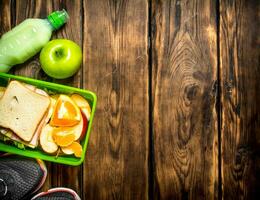 des sandwichs , fruit ,Milk-shake et des sports baskets photo