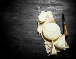 Frais chèvre fromage avec un vieux couteau. photo