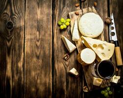 rouge du vin avec morceaux de fromage et des noisettes. photo