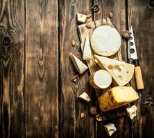 pièces de fromage avec des noisettes photo