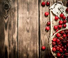 Cerise dans une panier sur le planche photo