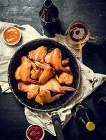 fumé poulet ailes avec Bière photo