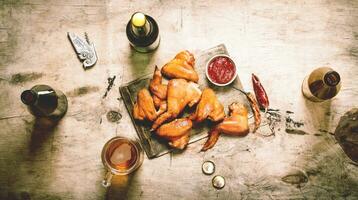 fumé poulet ailes avec Bière photo