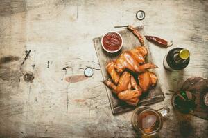 fumé poulet ailes avec Bière photo