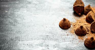 Chocolat truffes avec cacao. photo