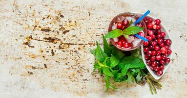 baie cocktail dans verre avec la glace et menthe sur vieux tableau. gratuit espace pour texte. photo