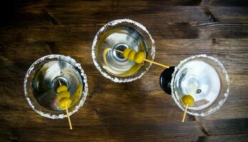 Trois martini avec Olives sur une en bois tableau. photo