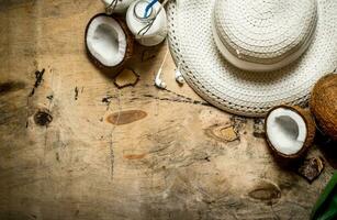 noix de coco Lait avec une été Panama chapeau. photo