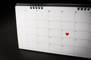 coeur rouge le 14 février sur le calendrier, concept de la Saint-Valentin. photo