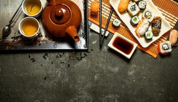 Japonais aliments. Rouleaux , Sushi et chaud thé. photo