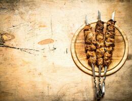 shish kebab sur brochettes. photo