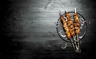 shish kebab sur brochettes avec oignons. photo