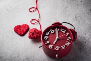 réveil rouge avec coeur rouge, concept de la Saint-Valentin. photo