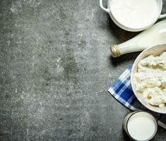 acide crème, Lait et chalet fromage sur le serviette de table. photo