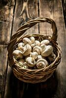 Frais champignons dans panier. sur en bois Contexte. photo