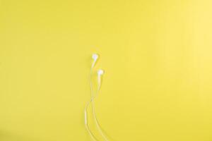 écouteur blanc un fond jaune. photo