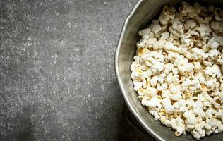 pop corn dans un vieux pot. photo