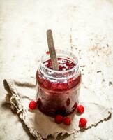 confiture de sauvage framboises dans le pot. photo