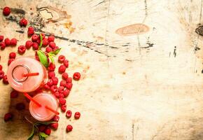 framboise jus dans le lanceur et lunettes. photo