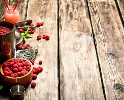 cocktail de sauvage framboises dans une Mixeur. photo