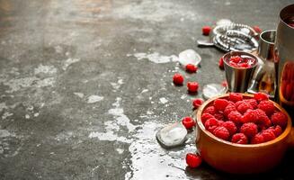 Frais cocktail de sauvage framboises avec glace. photo