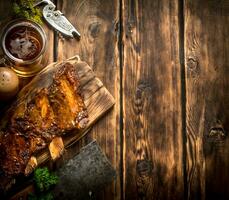 porc travers de porc grillé avec une Viande hachette et bière. photo