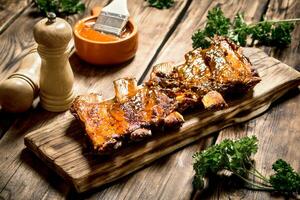 travers de porc gril avec Bière et herbes. photo