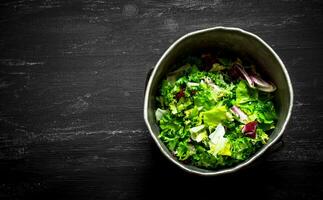 Frais salade légumes verts dans un vieux pot. photo