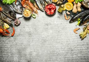 différent poisson, crevette et fruits de mer avec tranches de citron photo