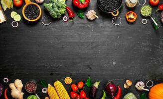 Cadre de biologique aliments. Frais brut des légumes avec noir haricots. photo