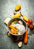 poulet soupe dans un vieux pot avec des légumes. photo