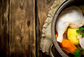 poulet soupe avec des légumes dans une grand pot. photo