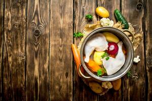 poulet soupe avec des légumes dans une grand pot. photo