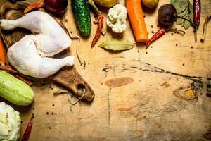 brut poulet jambe avec des légumes pour cuisine soupe. photo