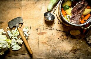 gros pot de soupe avec du boeuf et Frais des légumes. photo