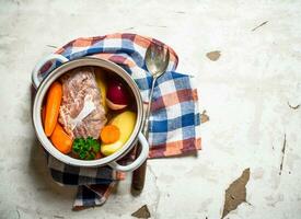 gros pot de soupe avec Viande et Frais des légumes. photo