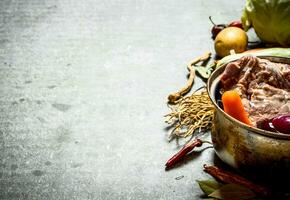 cuisine soupe avec Viande, des légumes et épices. photo