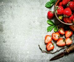 mûr des fraises avec un vieux couteau. photo