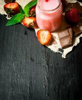 fraise smoothie avec Chocolat et menthe. photo