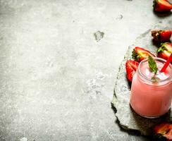 fraise smoothie avec menthe. photo