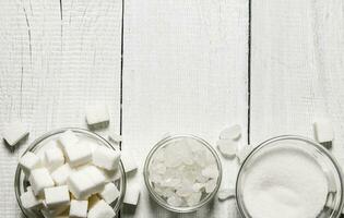 différent les types de sucre. sur blanc en bois Contexte. photo