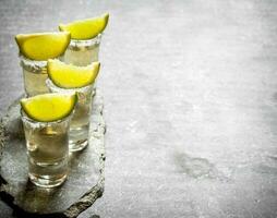 Tequila coups avec citron vert et sel . photo