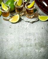 Tequila avec sel et citron vert tranches. photo