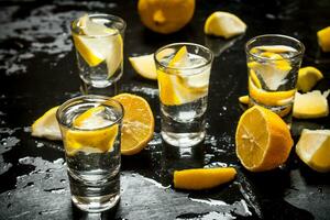 des lunettes avec Vodka et citron. photo