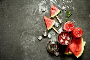 pastèque cocktail avec la glace dans une Mixeur. photo