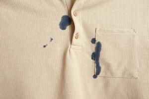 blanc chemise avec bleu encre tache . photo