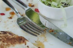 assiette vide après avoir mangé sur table photo